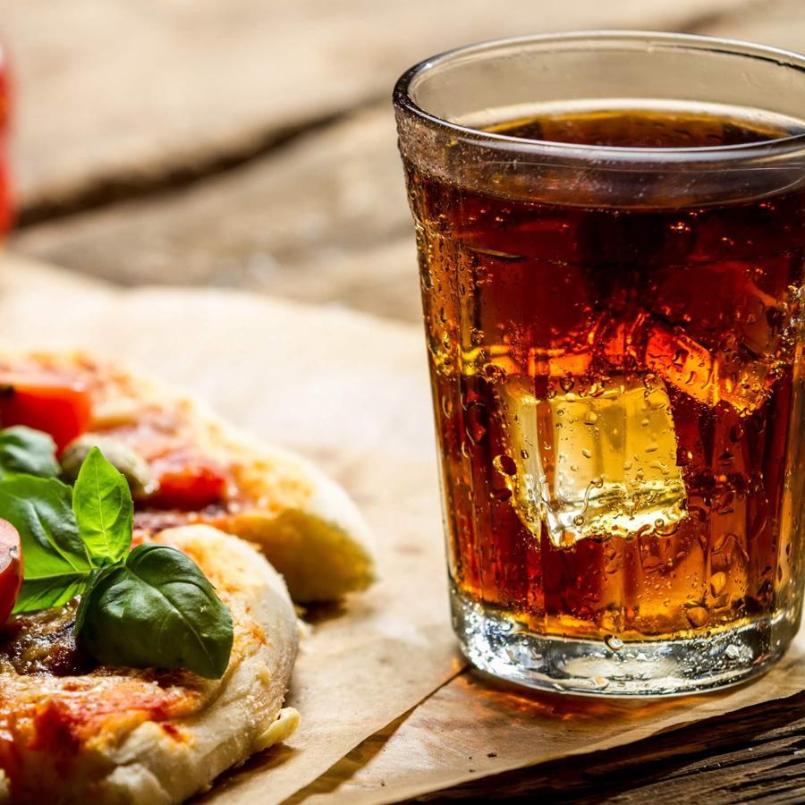 Pizza a nealkoholický nápoj